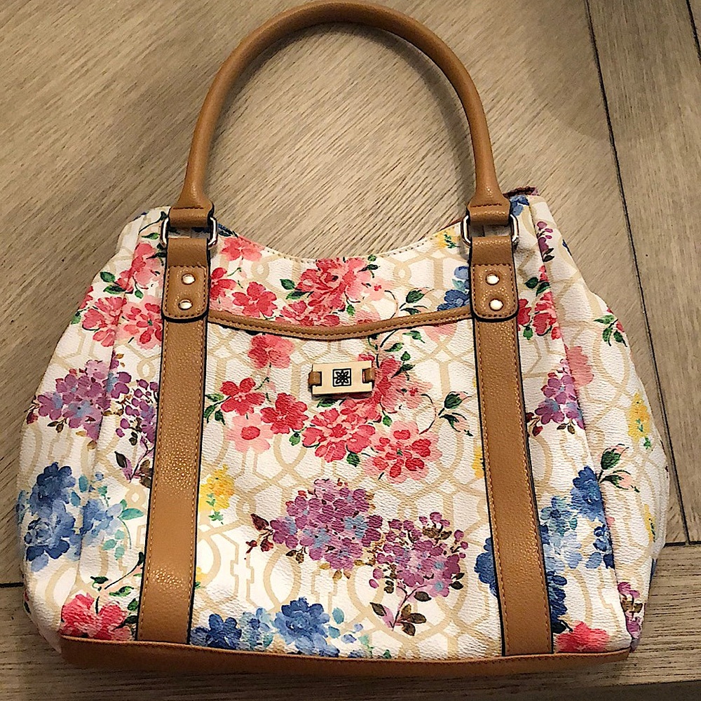 Beautiful flower bag, never used and is great condition.